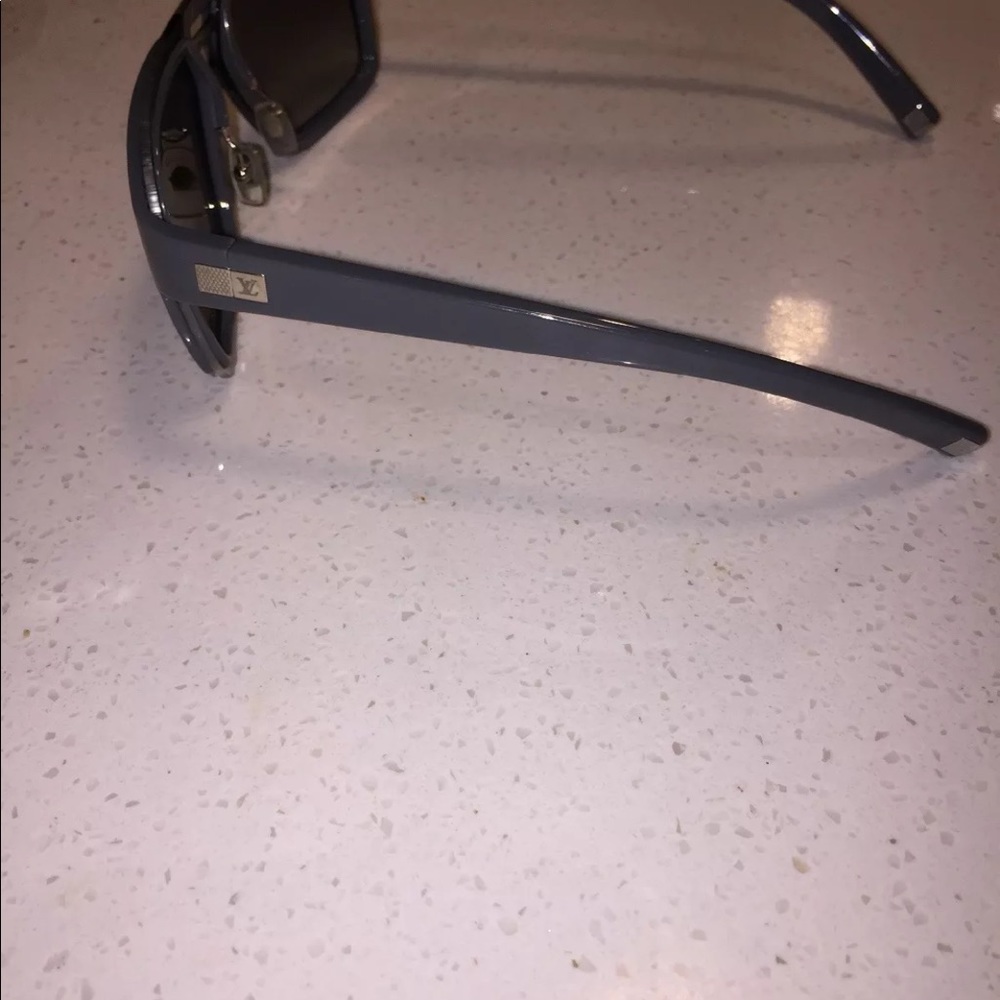 💯Louis Vuitton Enigme GM Grey Sunglasses Z0529U - Picture 8 of 8